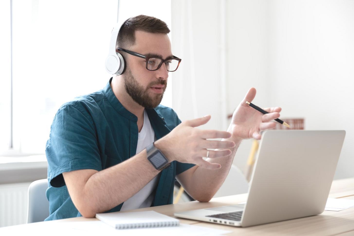 Interface de ferramenta de auditoria técnica mostrando análise de desempenho web