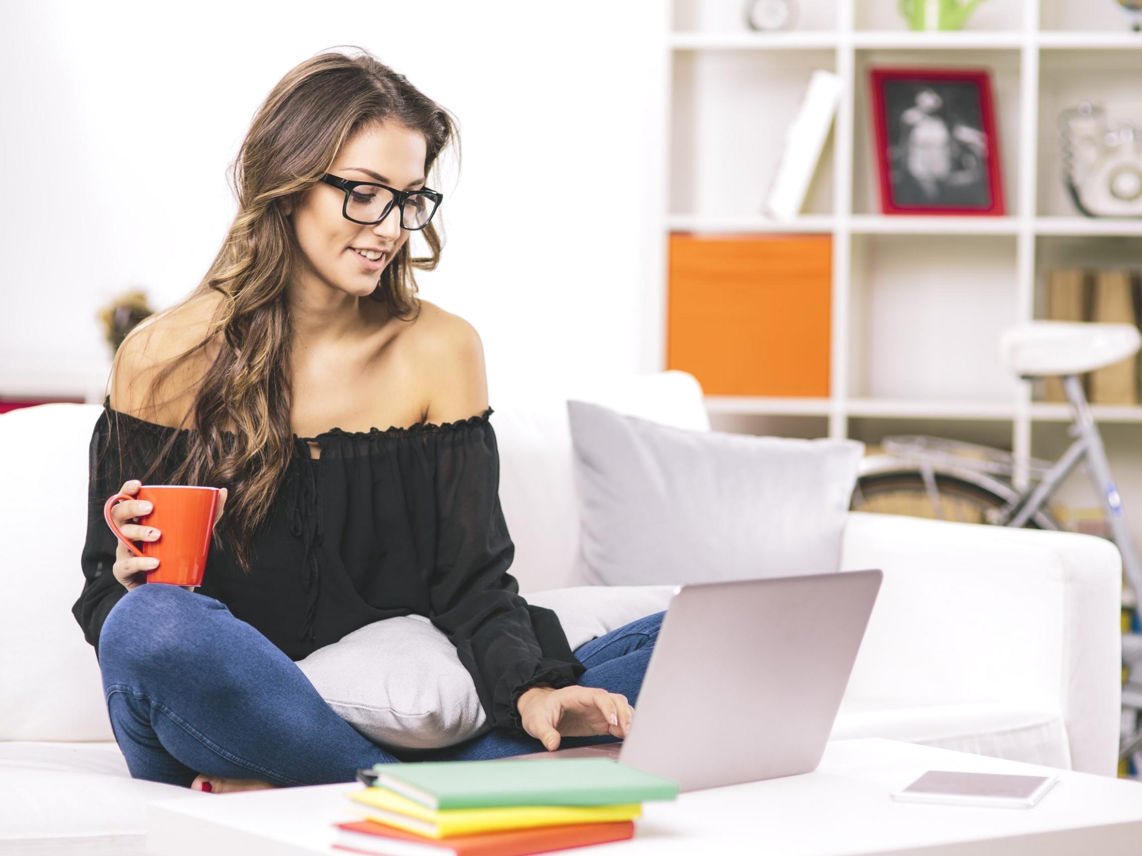 Ambiente de trabalho com análise técnica em monitor
